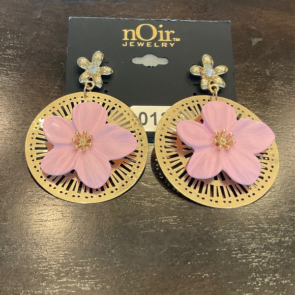 #0138 NWT NOIR JEWELRY GOLD AND LIGHT PINK FLOWER EARRING - Picture 1 of 1